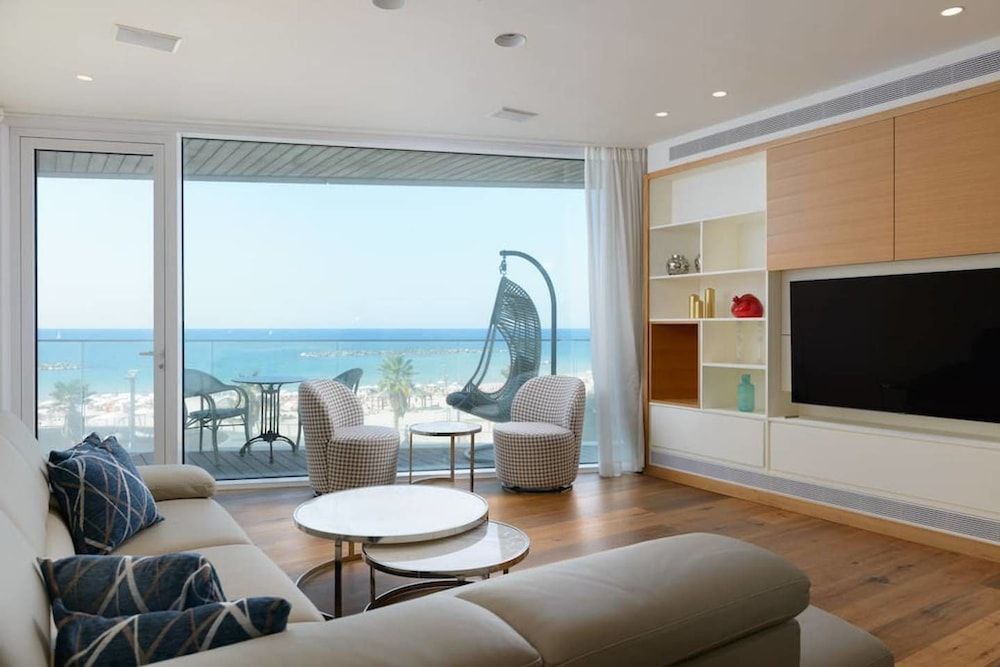 Luxury 2BR on the water by HolyGuest Deluxe Apartment 2