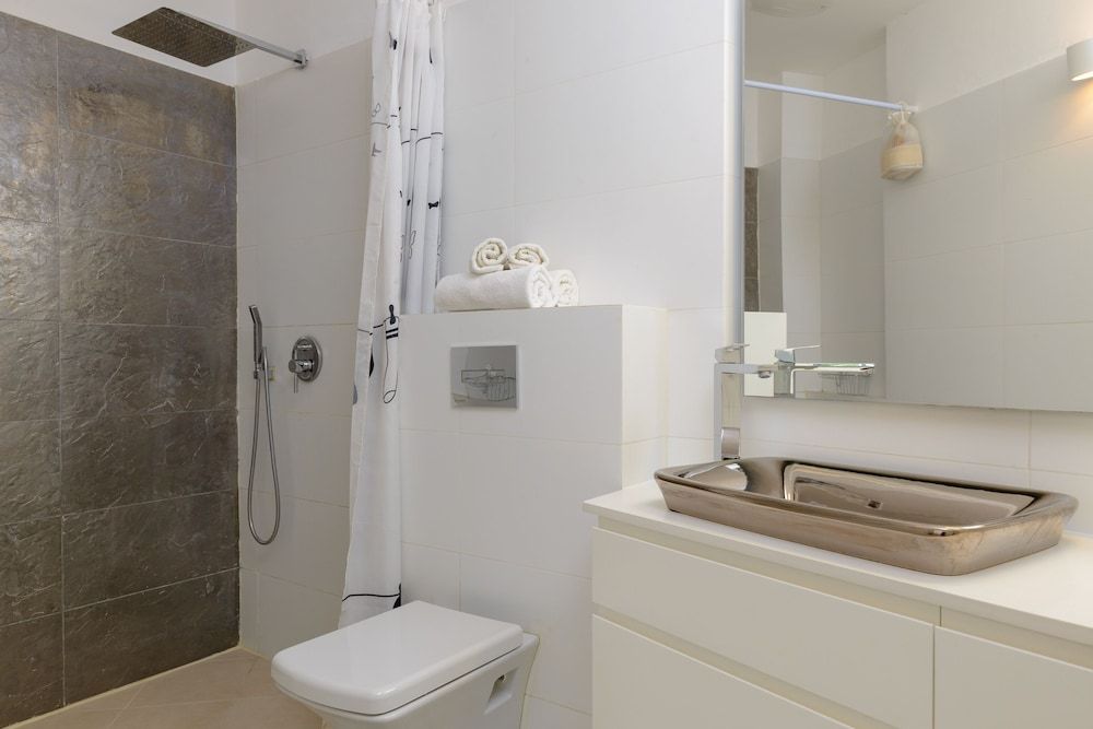 Spacious Modern Apt 1 Step To Beach Classic Apartment, 2 Bedrooms 24