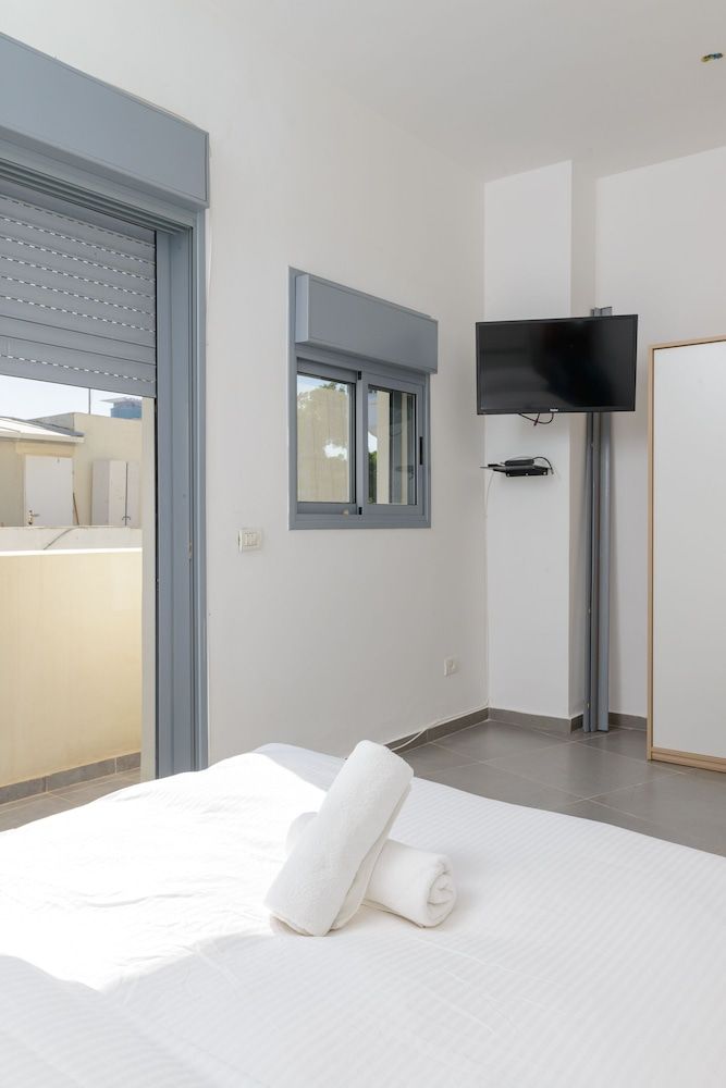 undefined Spacious Modern Apt 1 Step To Beach 7