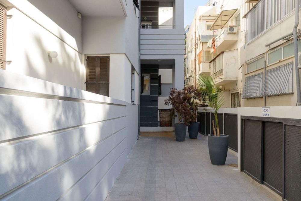 undefined Spacious Modern Apt 1 Step To Beach 5