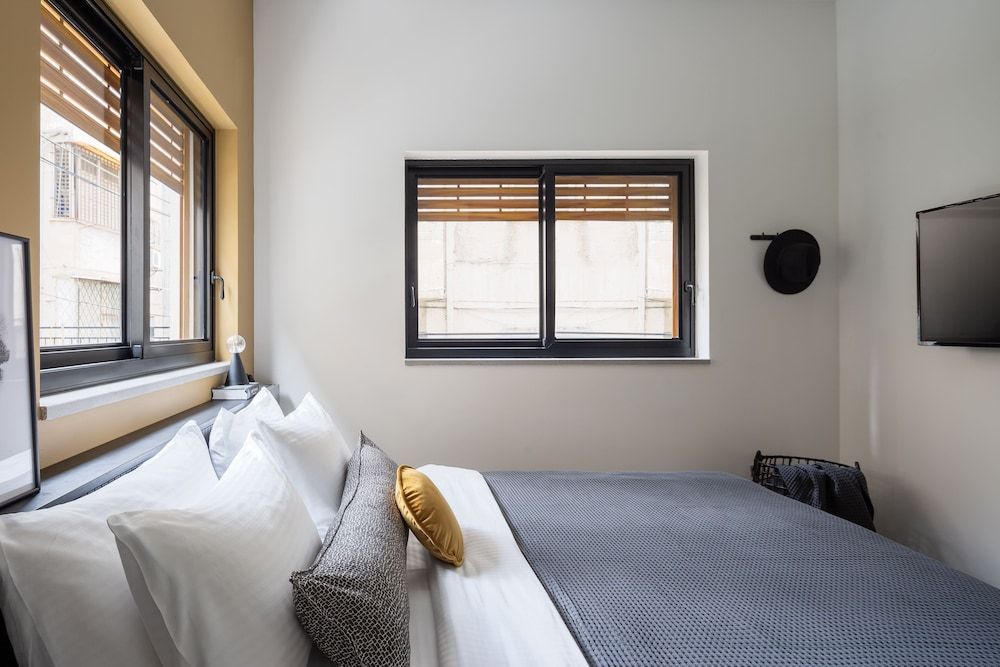 Mr. Louis - By TLV2GO Apartment, 2 Bedrooms, Balcony 3