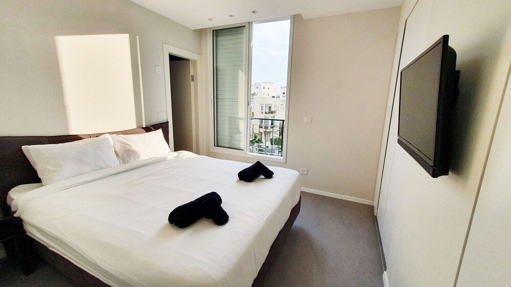 undefined New 3 Bedroom Huge Roof Top 3 min Beach TL57