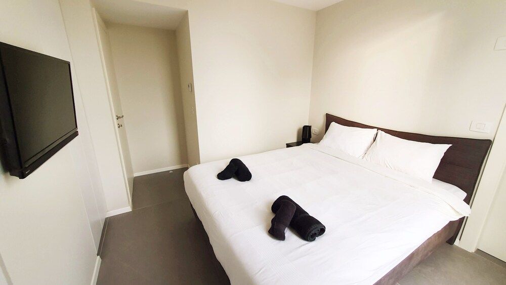undefined New 3 Bedroom Huge Roof Top 3 min Beach TL57 3