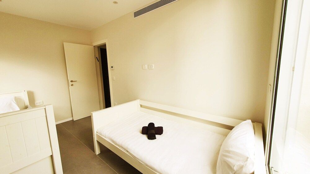 undefined New 3 Bedroom Huge Roof Top 3 min Beach TL57 8