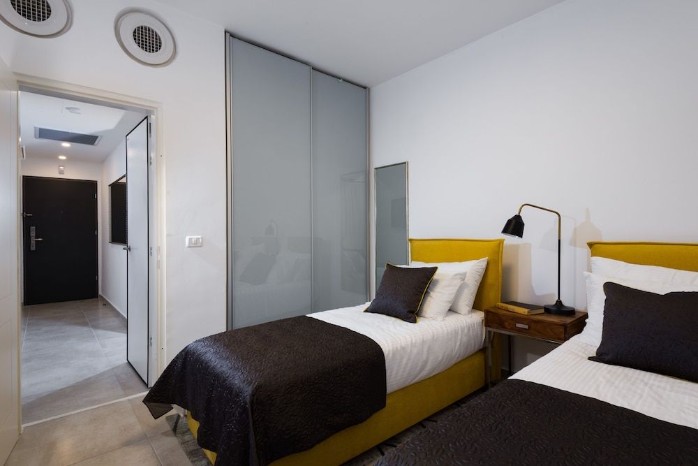 Contemporary & Texture-Rich Hideaway Classic Apartment, 2 Bedrooms 8