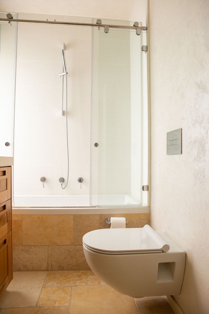 Modern & Stylish 3BR Apt With Balcony Deluxe Apartment, 3 Bedrooms 12