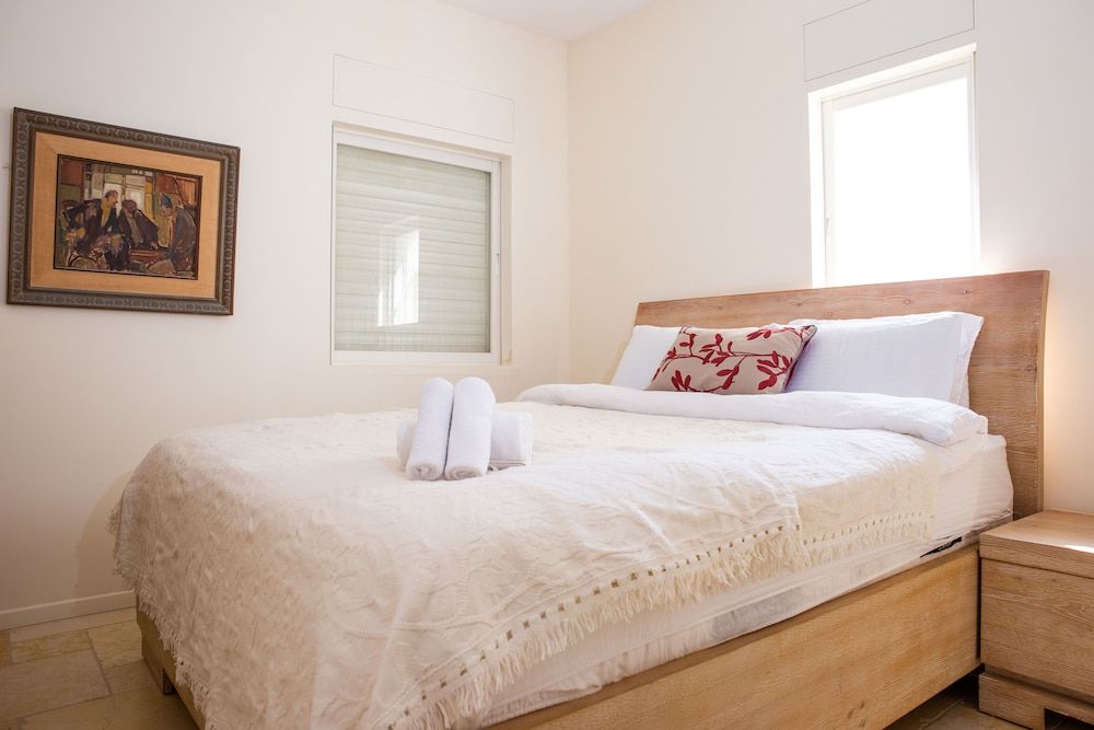 undefined Modern & Stylish 3BR Apt With Balcony 7