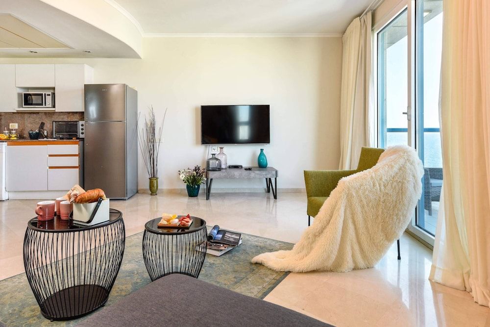 Beautiful w Balcony & Panoramic Sea View Apartment, Non Smoking, Pool Access 11