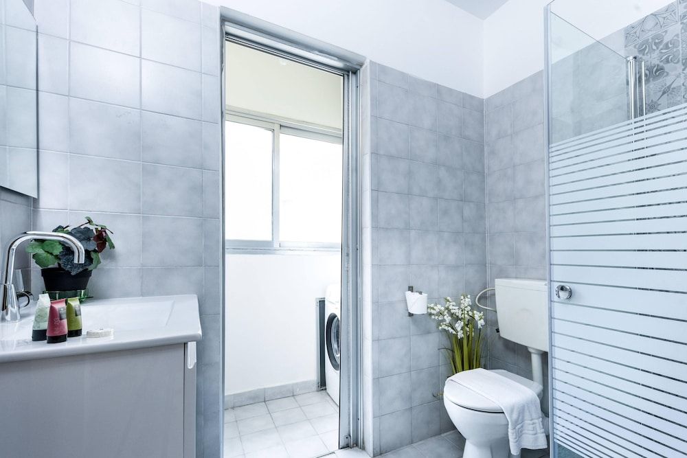 Apt with Balcony In the Heart of TLV Apartment 14