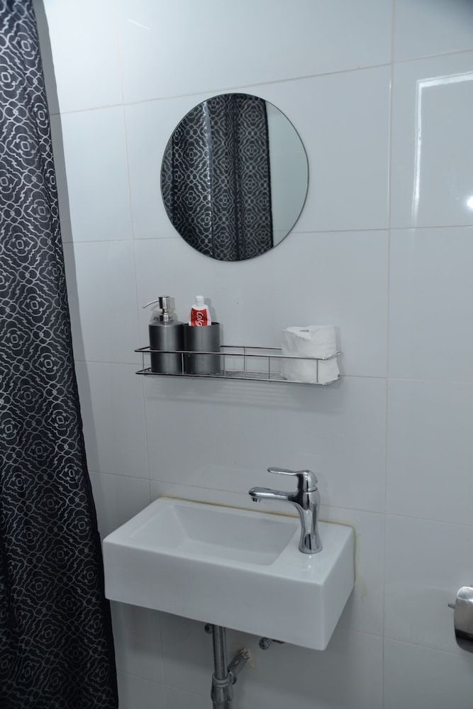 Stylish apt next to bograshov Family Apartment, 1 Bedroom, Ground Floor 4