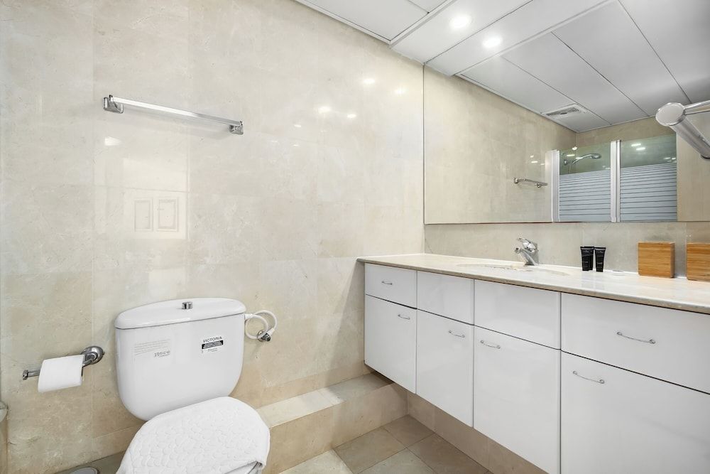 Beachfront with Balcony and Pool Access Apartment 18