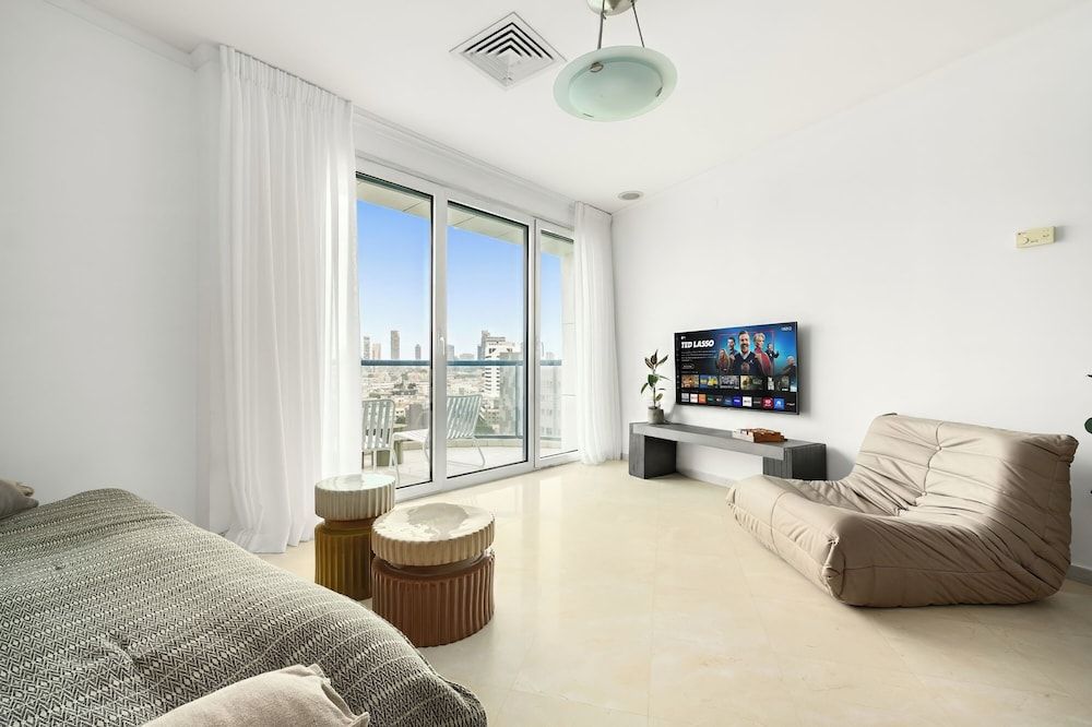 Beachfront with Balcony and Pool Access Apartment 27