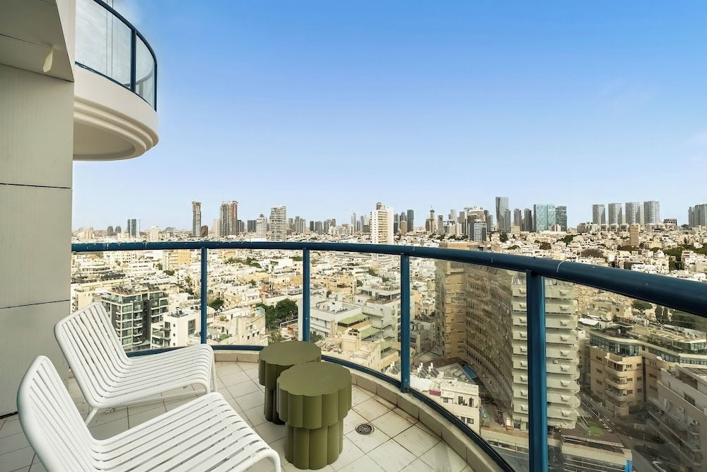 Beachfront with Balcony and Pool Access Apartment 16