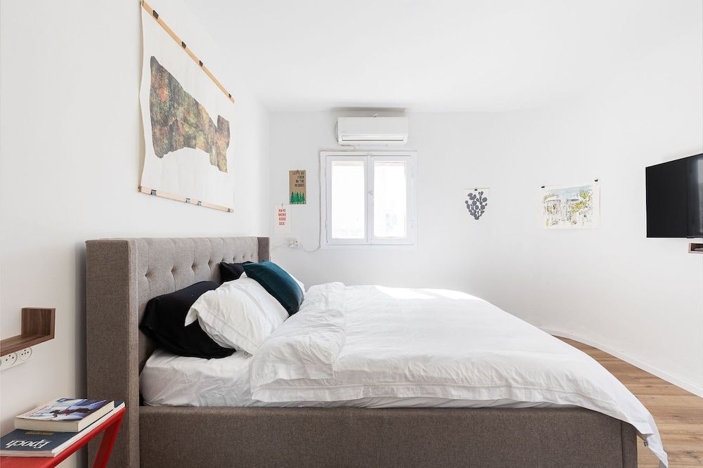 undefined Artistic Downtown Vibe Apt in Florentin 9