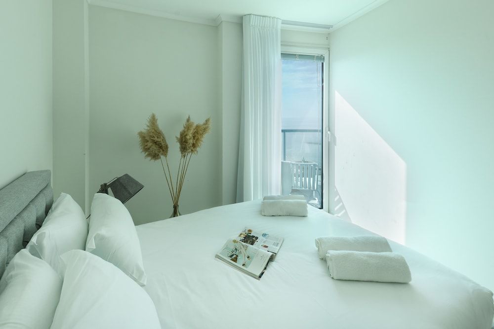 Awesome 2BR apt Balcony & pool access Apartment 24