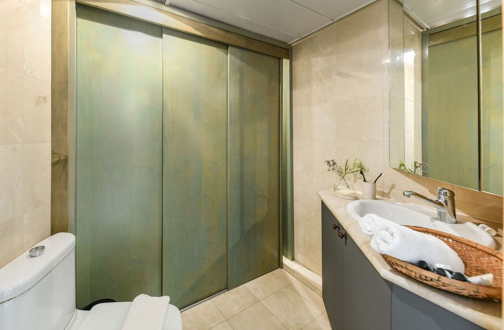 Awesome 2BR apt Balcony & pool access Apartment 33