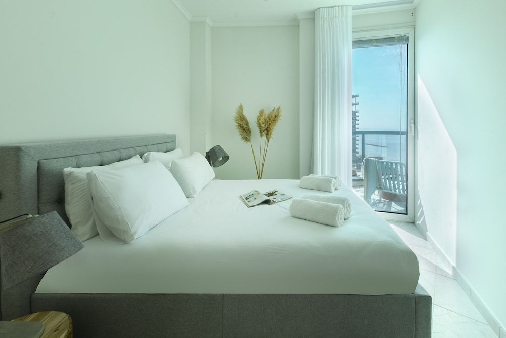 Awesome 2BR apt Balcony & pool access Apartment 23