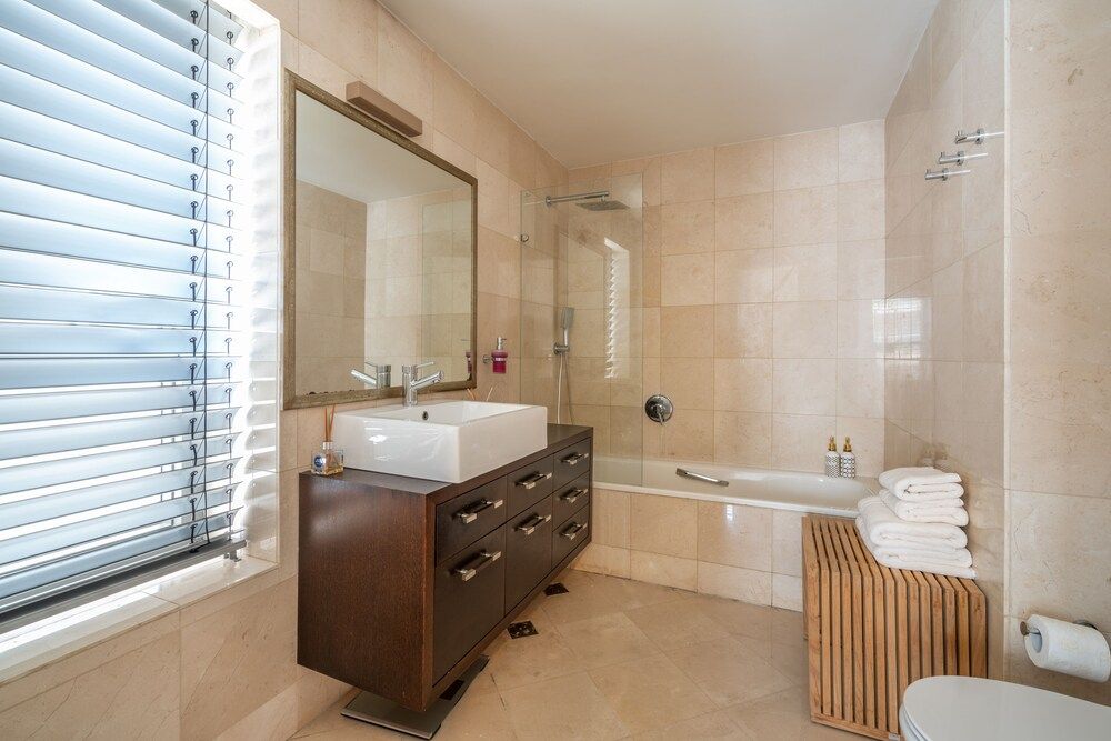 Bright and Clean Rothchild Quarter Apartment 17