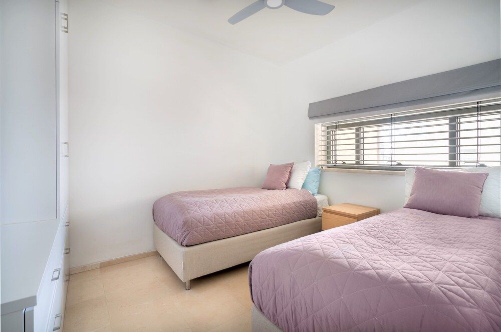 undefined Bright and Clean Rothchild Quarter