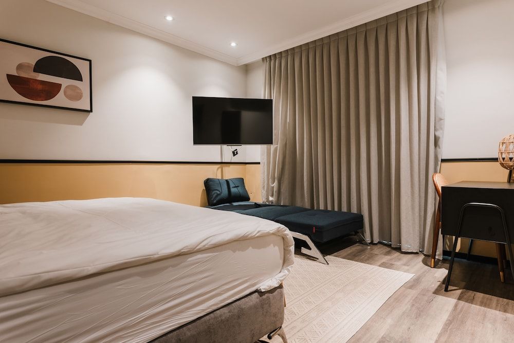 The Seven Seas Tel Aviv Deluxe Triple Room, Sea View 5