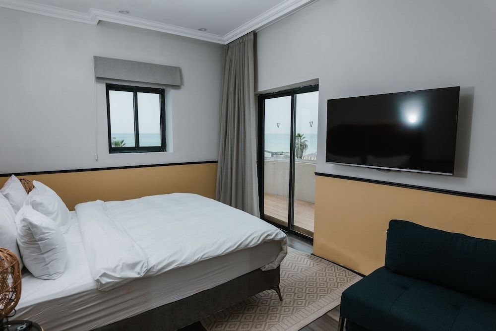 The Seven Seas Tel Aviv Deluxe Triple Room, Sea View 8