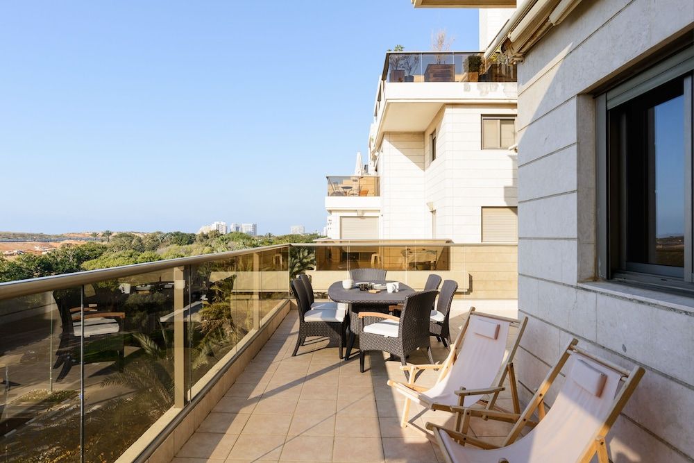 Comfort with Terrace over the Hills by FeelHome Apartment, 3 Bedrooms, Terrace 9