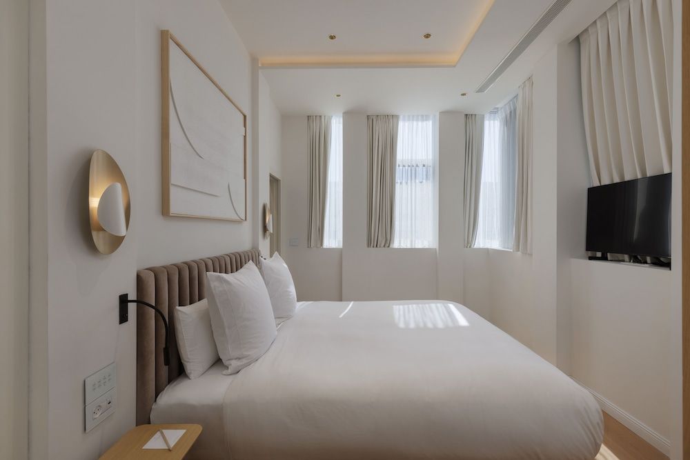 Suite, 1 King Bed (Menachem)