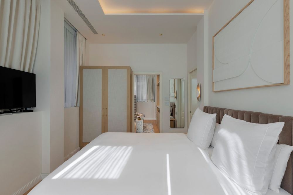 Suite, 1 King Bed (Menachem)