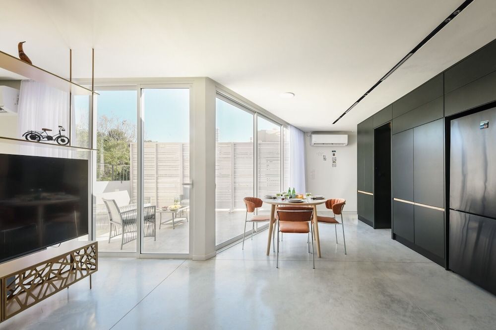 Vibrant and Modern Apartment in Tel Aviv Apartment 11