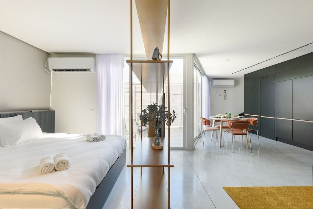 Vibrant and Modern Apartment in Tel Aviv Apartment 6