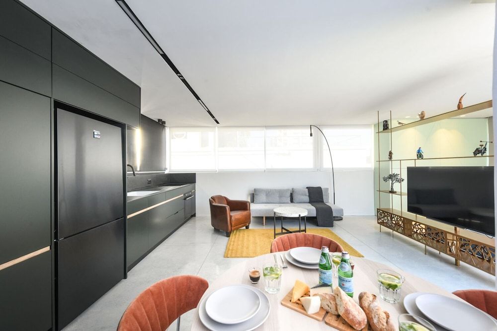 Vibrant and Modern Apartment in Tel Aviv Apartment 12