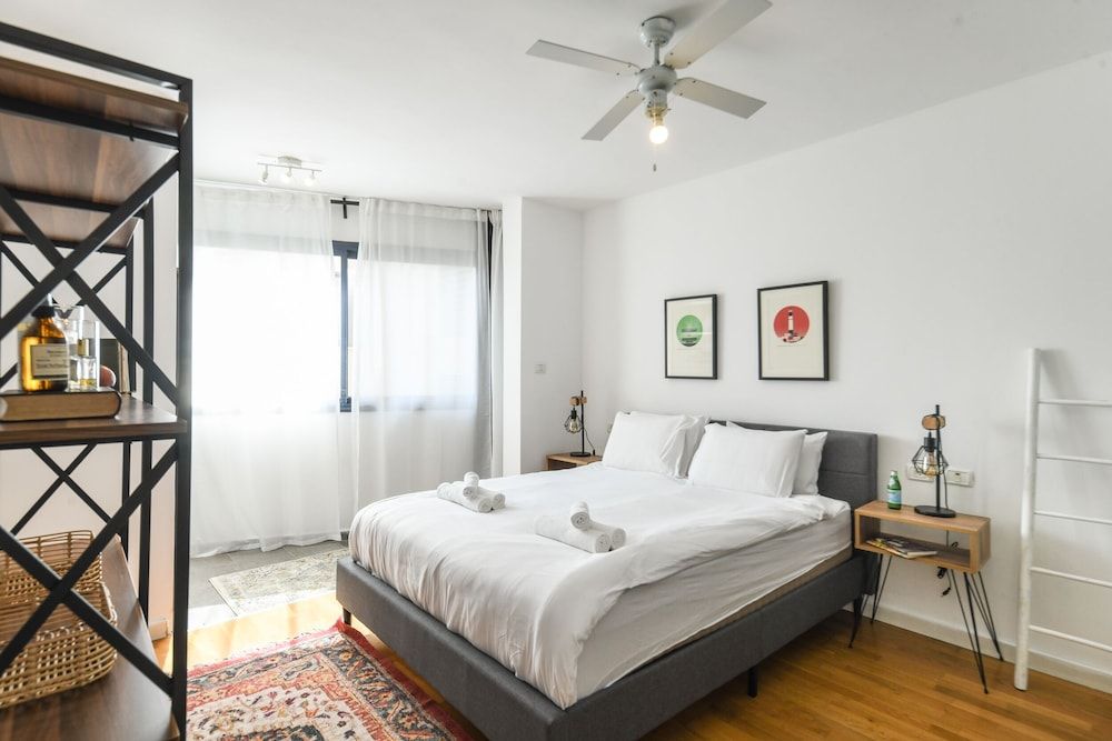 undefined Stylish 3-BR Apt w Balcony and Parking 7