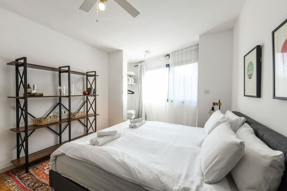 undefined Stylish 3-BR Apt w Balcony and Parking 2