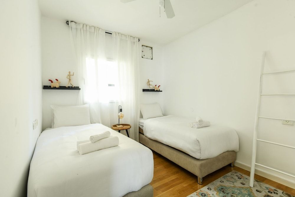 undefined Stylish 3-BR Apt w Balcony and Parking 8