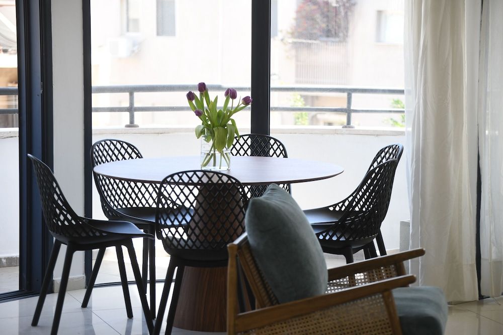 undefined Stylish 3-BR Apt w Balcony and Parking 4