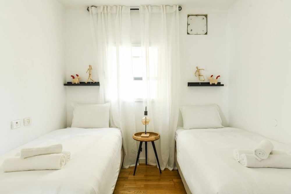 undefined Stylish 3-BR Apt w Balcony and Parking 10