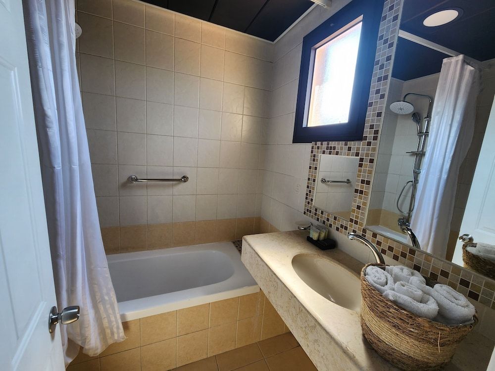 Tiberia hotel Deluxe Double Room, Refrigerator 8