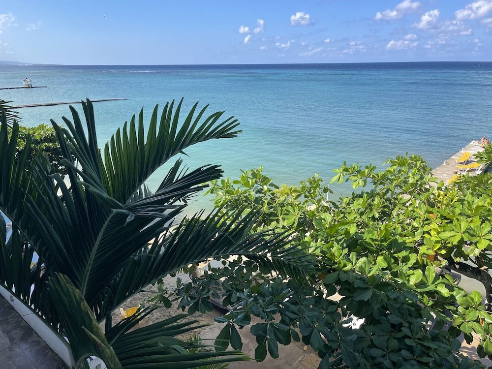 Sand And Tan Beach Hotel Luxury Room, 1 King Bed 4