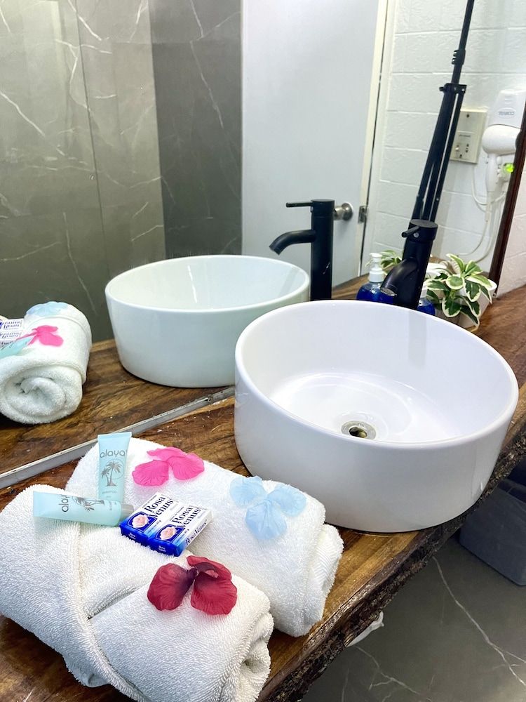 Sand And Tan Beach Hotel Luxury Room, 1 King Bed 9