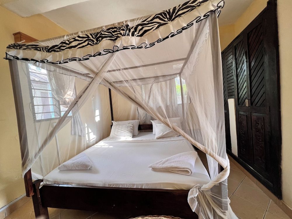 Lovely 5-bed Room House With a Swimming Pool House 7