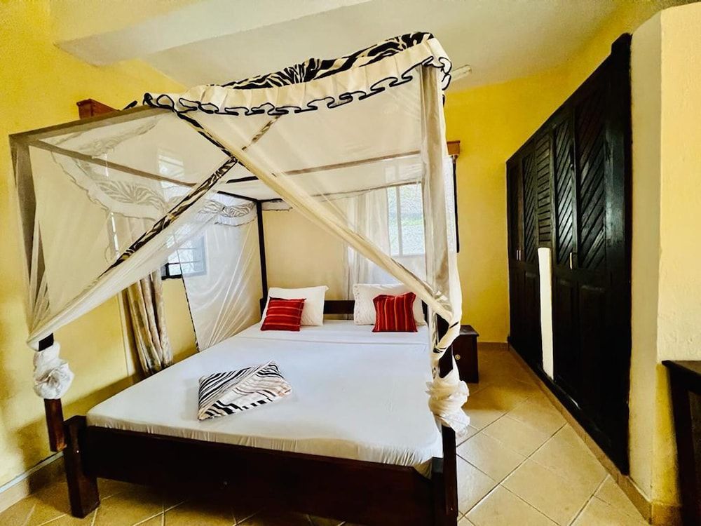 Lovely 5-bed Room House With a Swimming Pool House 5