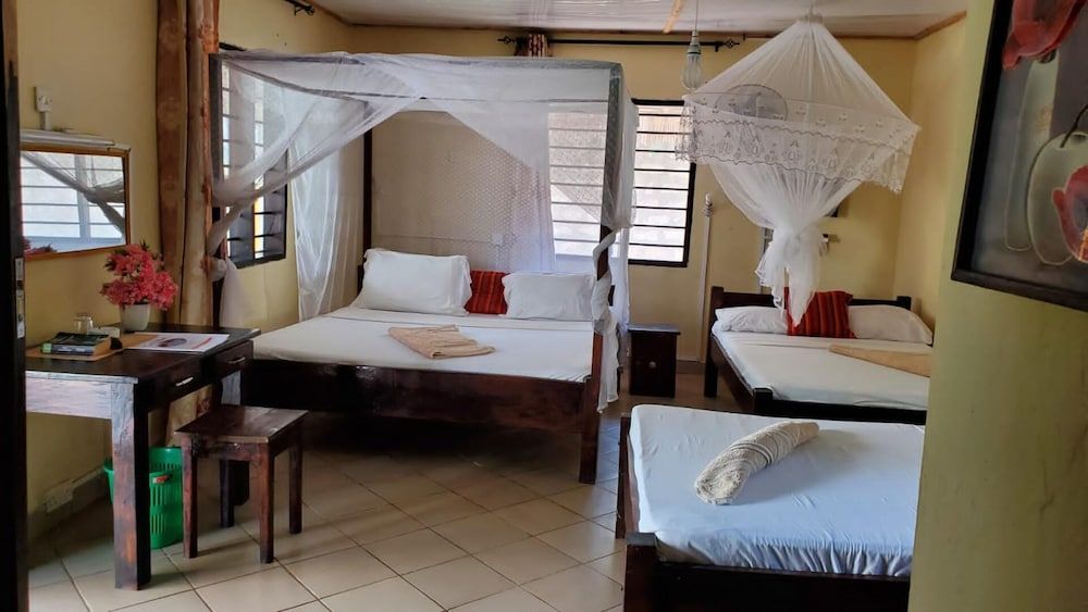 Lovely 5-bed Room House With a Swimming Pool House 4