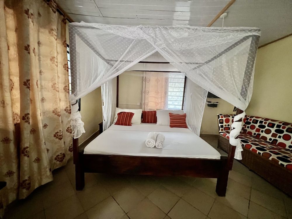 Lovely 5-bed Room House With a Swimming Pool House