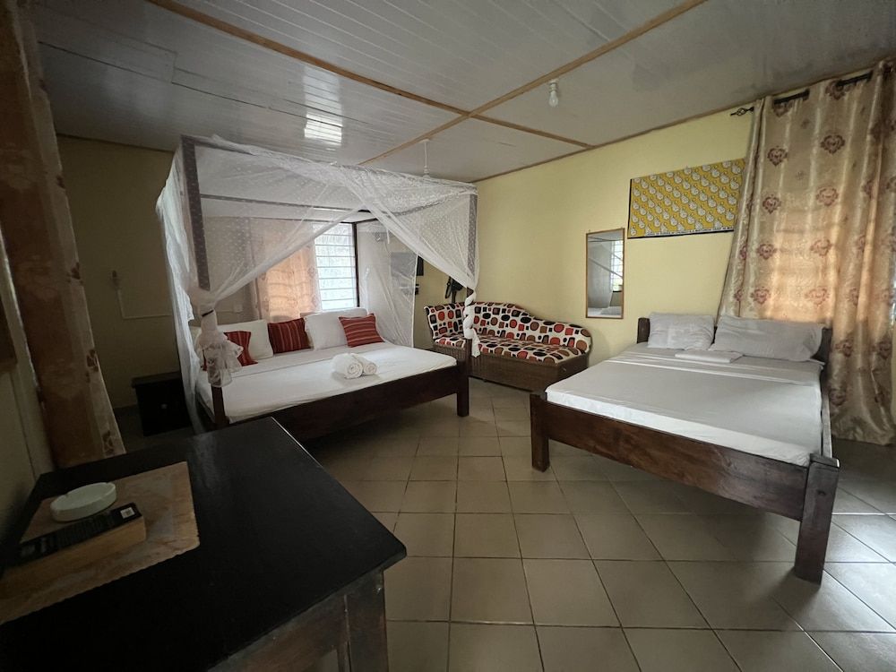 Lovely 5-bed Room House With a Swimming Pool House 3