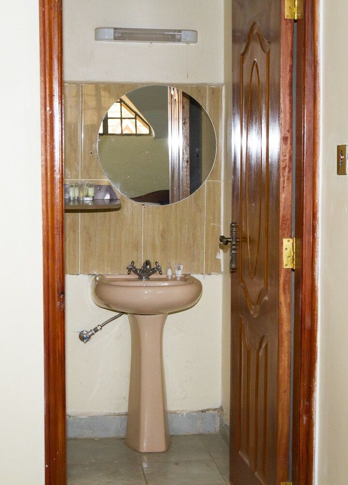 Stanjo Karen Suites Deluxe Double Room, Smoking 6