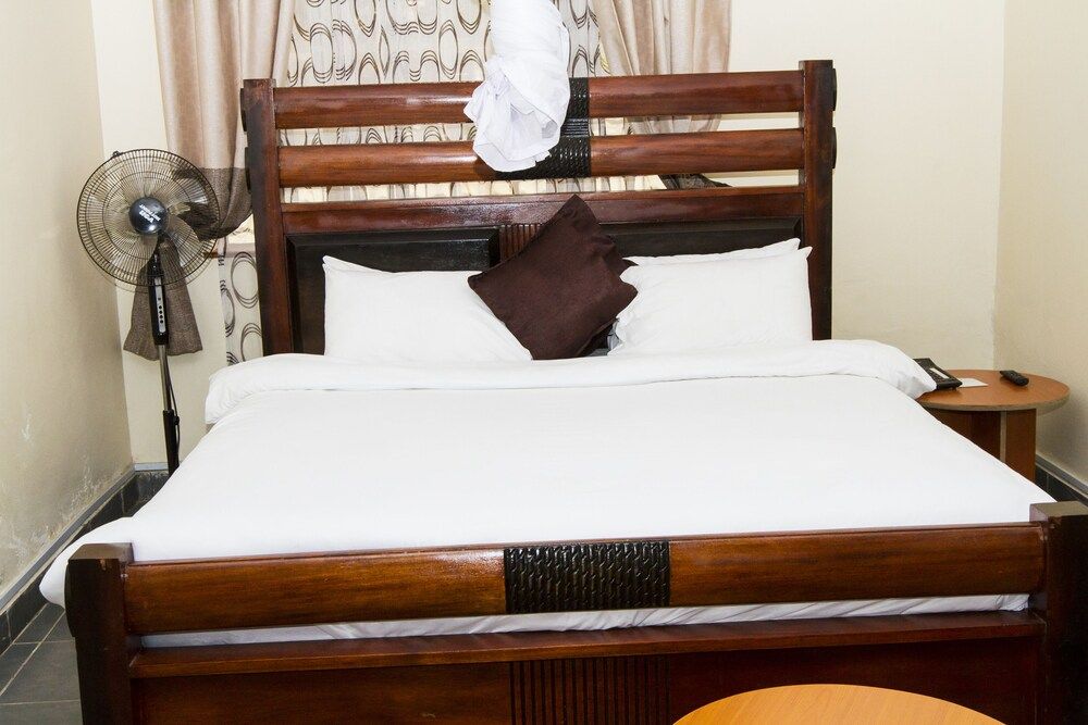 Stanjo Karen Suites Deluxe Double Room, Smoking 3