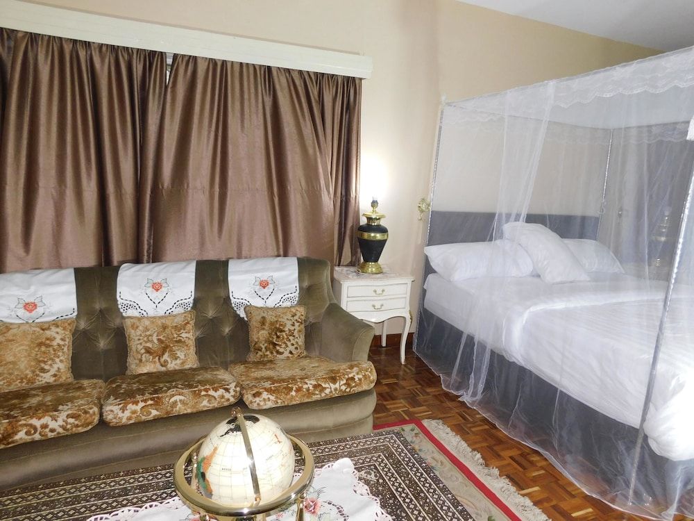 Regal Suites - Kenya Deluxe Suite (King) 7