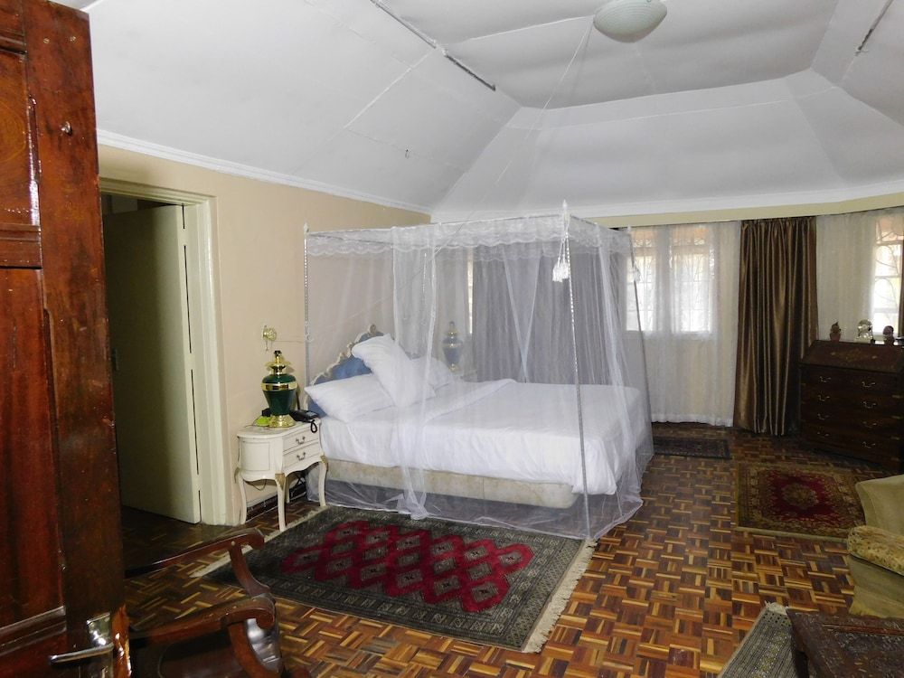 Regal Suites - Kenya Deluxe Suite (King) 13