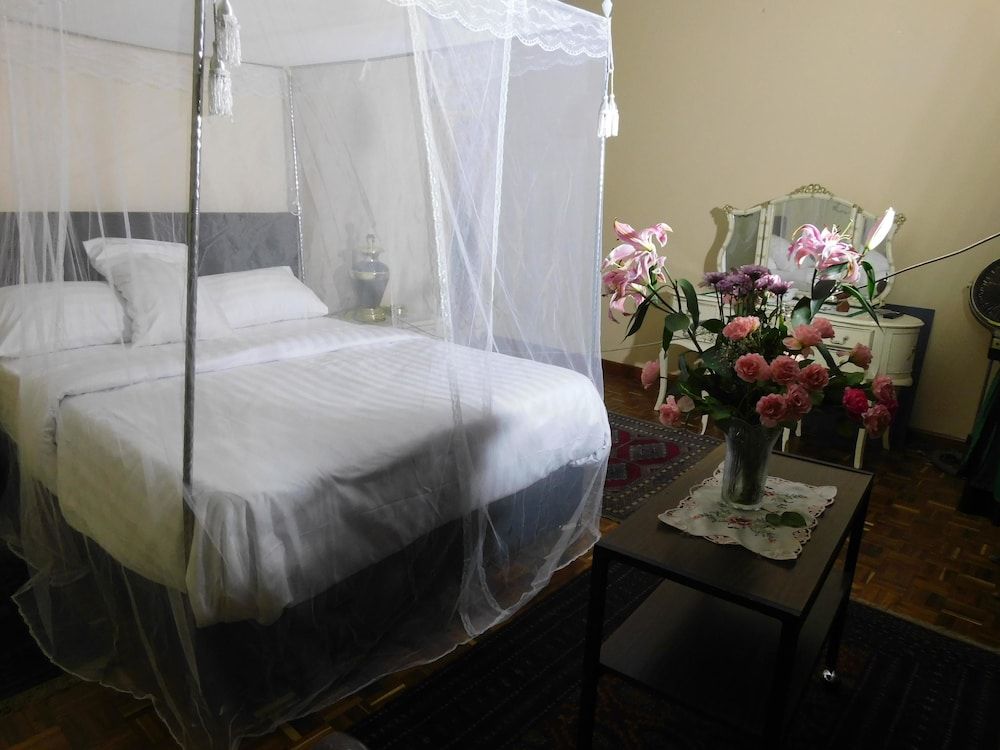 Regal Suites - Kenya Standard Double Room 3