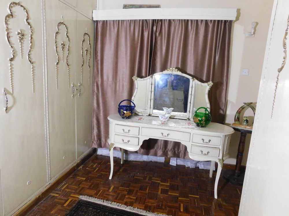 Regal Suites - Kenya Deluxe Suite (King) 5